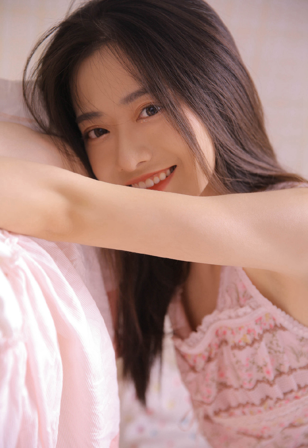 草莓粉嫩女孩元气甜系写真,樱花与奶霜滤镜下的少女感暴击