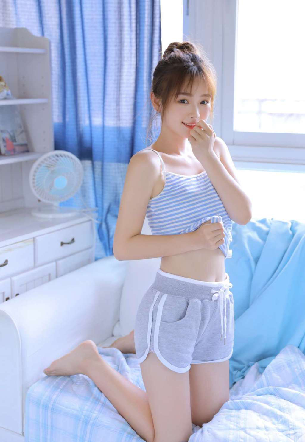 【宅男必藏】吊带睡衣美女私房照｜侧拍大长腿性感pose合集