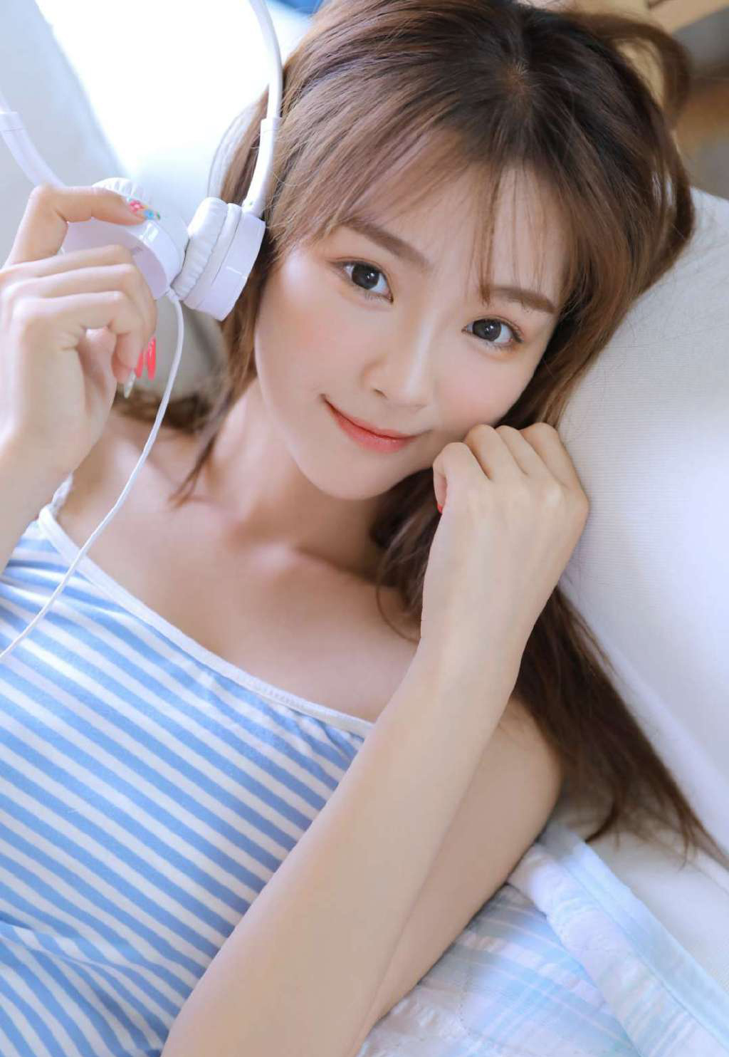 【宅男必藏】吊带睡衣美女私房照｜侧拍大长腿性感pose合集