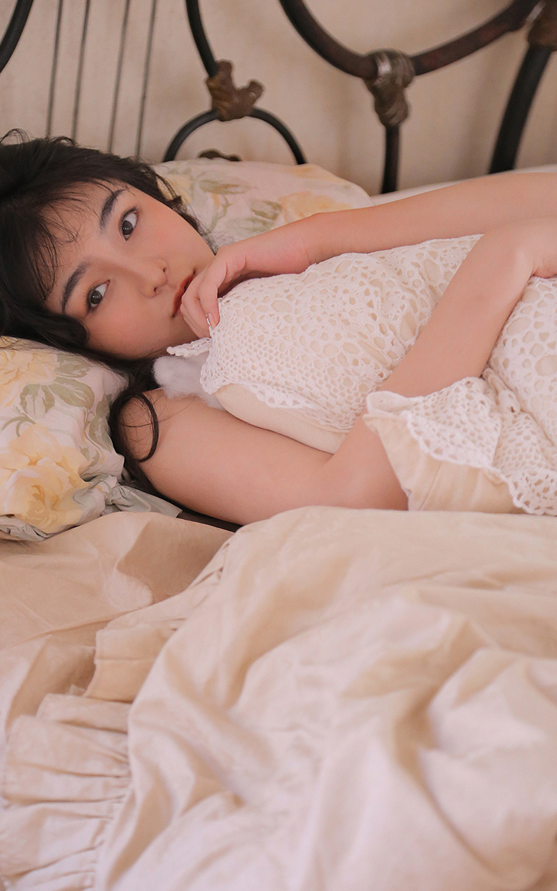 水嫩吊带背心妹妹居家私拍｜少女感清凉穿搭写真合集【高清大图】