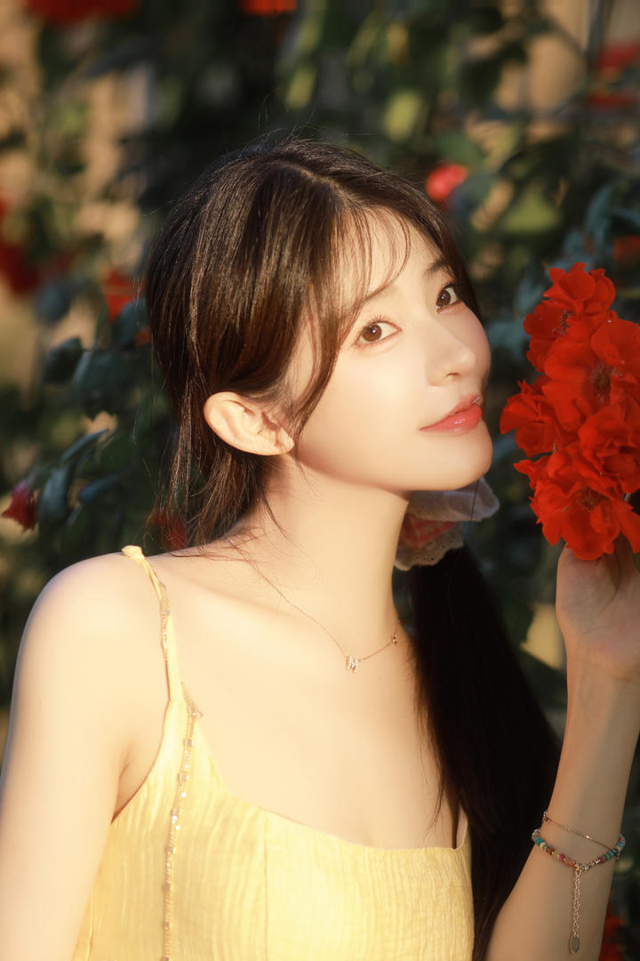 花季少女写真集|玫瑰花园里的淡黄色连衣裙×逆光拍摄参数大公开