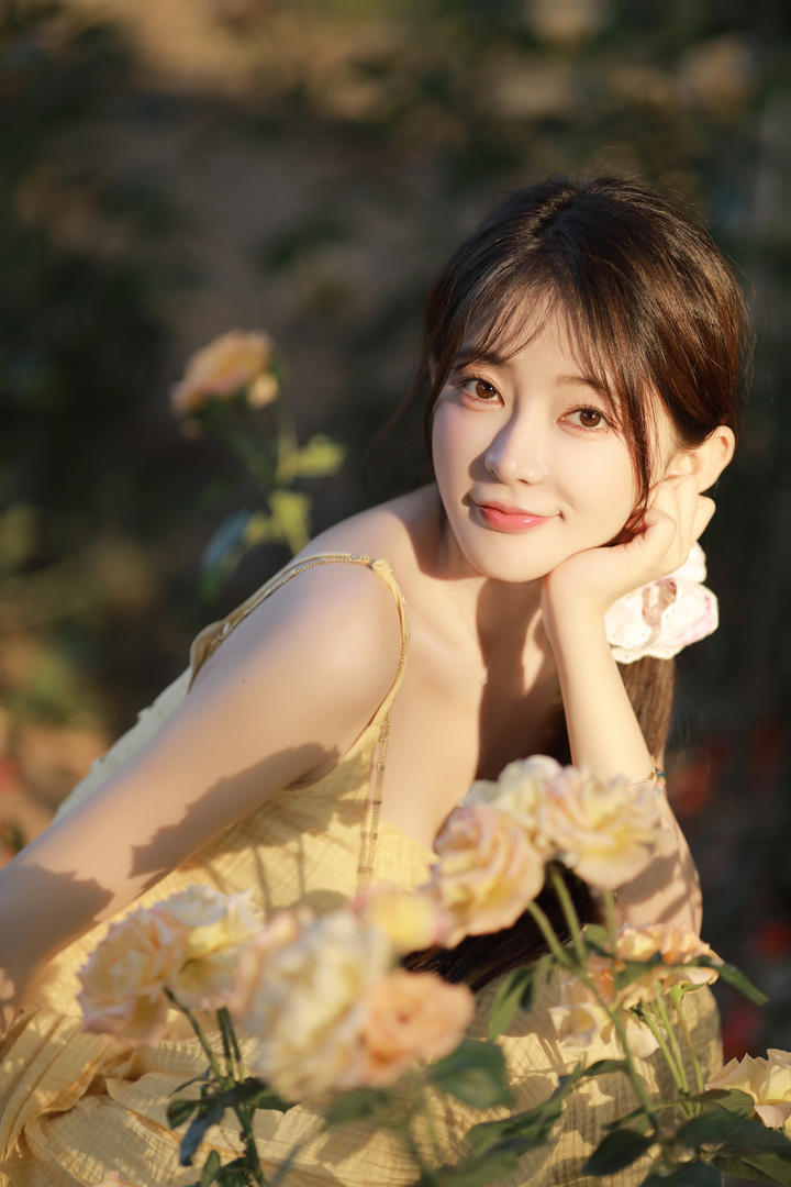 花季少女写真集|玫瑰花园里的淡黄色连衣裙×逆光拍摄参数大公开