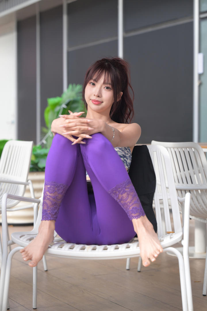 瑜伽裤美女街拍特写：低腰设计搭配性感唇形，时尚感爆棚