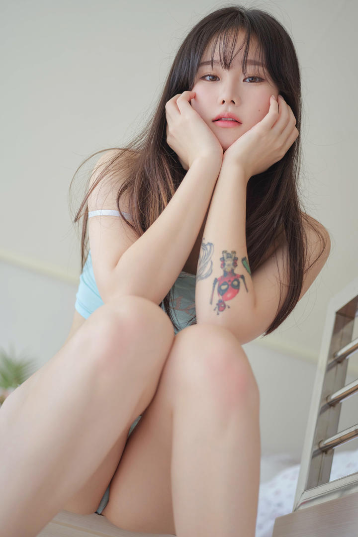 纯欲交织!纹身女友的居家私房照,撩人又治愈