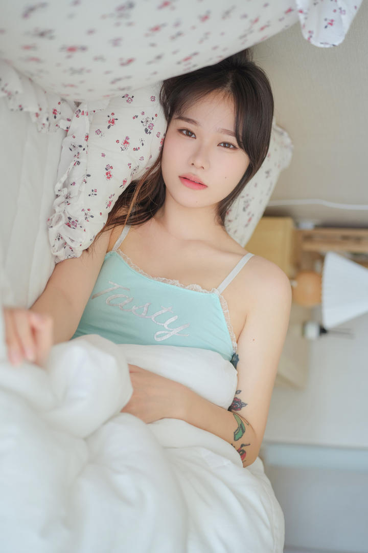 纯欲交织！纹身女友的居家私房照，撩人又治愈