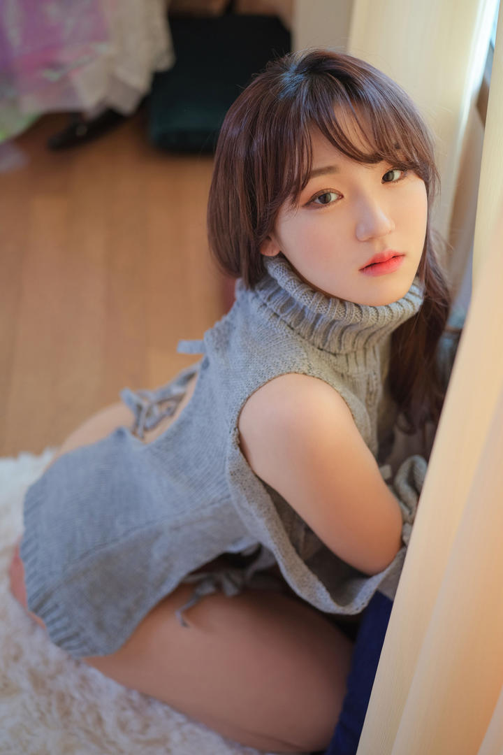 【纯欲天花板】灰色毛衣下若隐若现的胴体|大眼睛美女居家写真特辑