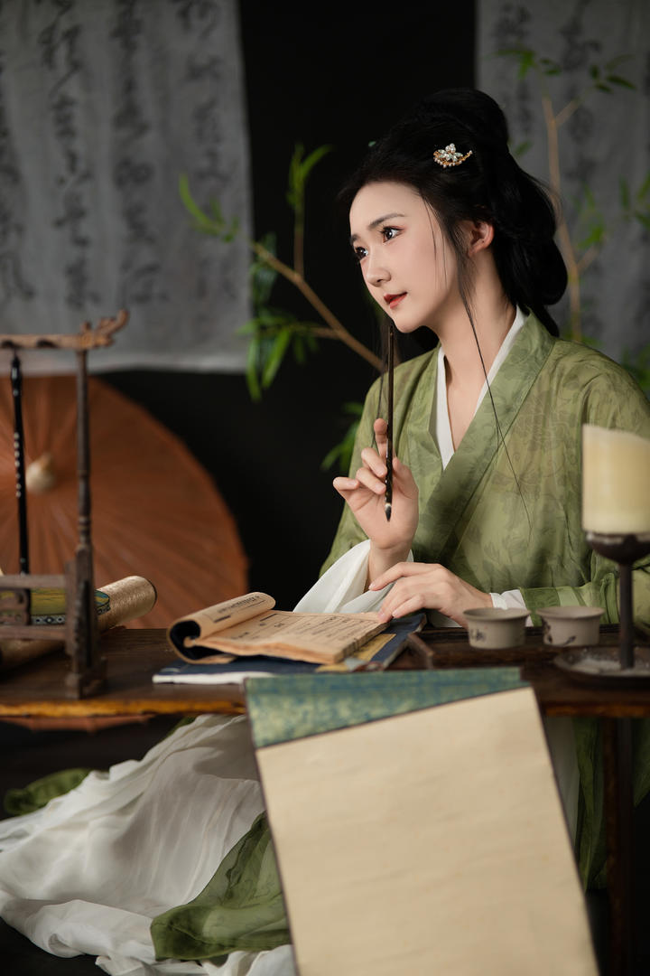 古风汉服美人图鉴:大家闺秀书房执笔,唯美意境直击心灵