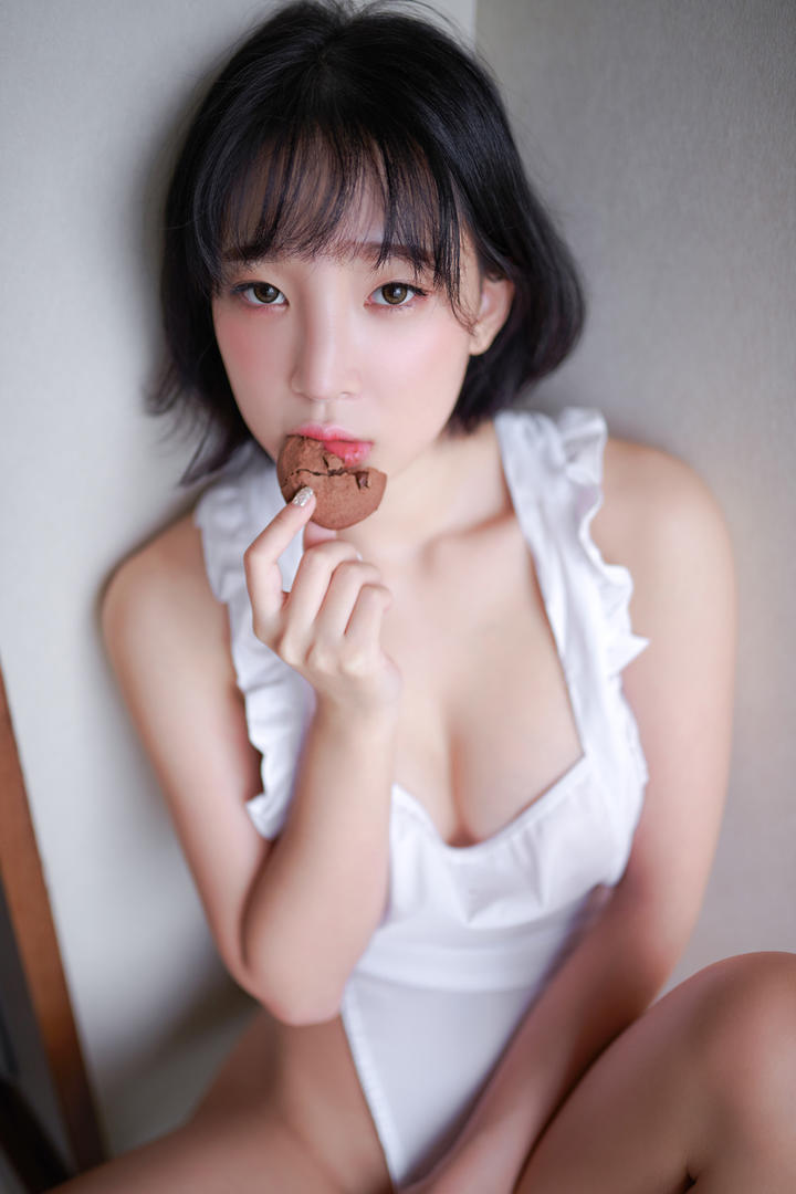 女仆装+爆乳身材！粉嫩短发少女的「红唇辣妹」造型指南