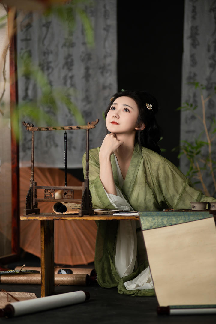 古风汉服美人图鉴:大家闺秀书房执笔,唯美意境直击心灵