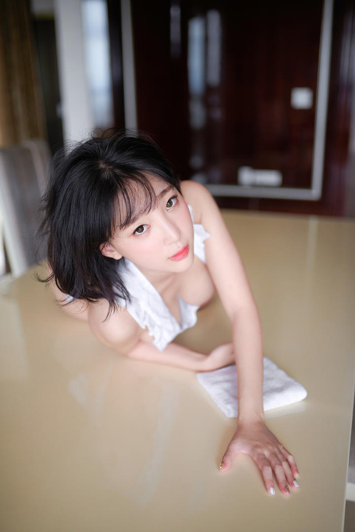 女仆装+爆乳身材！粉嫩短发少女的「红唇辣妹」造型指南